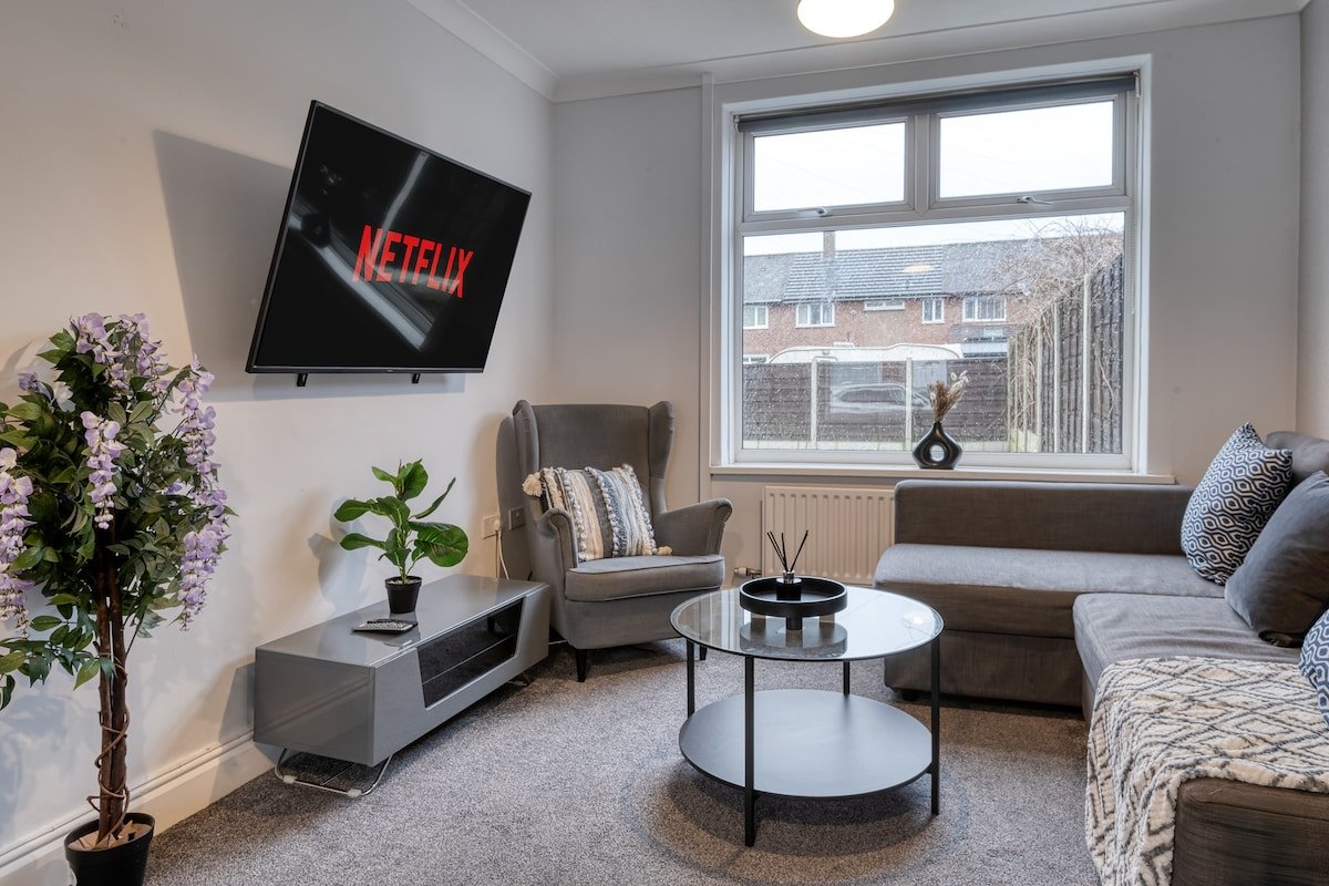 Bright 3BR Getaway in Sale | Sleep 6 Near Airport gallery image 4