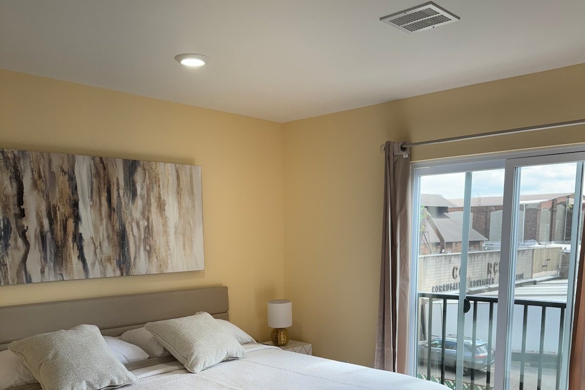 New! Bright & Spacious Apt | Prime Location gallery image 4