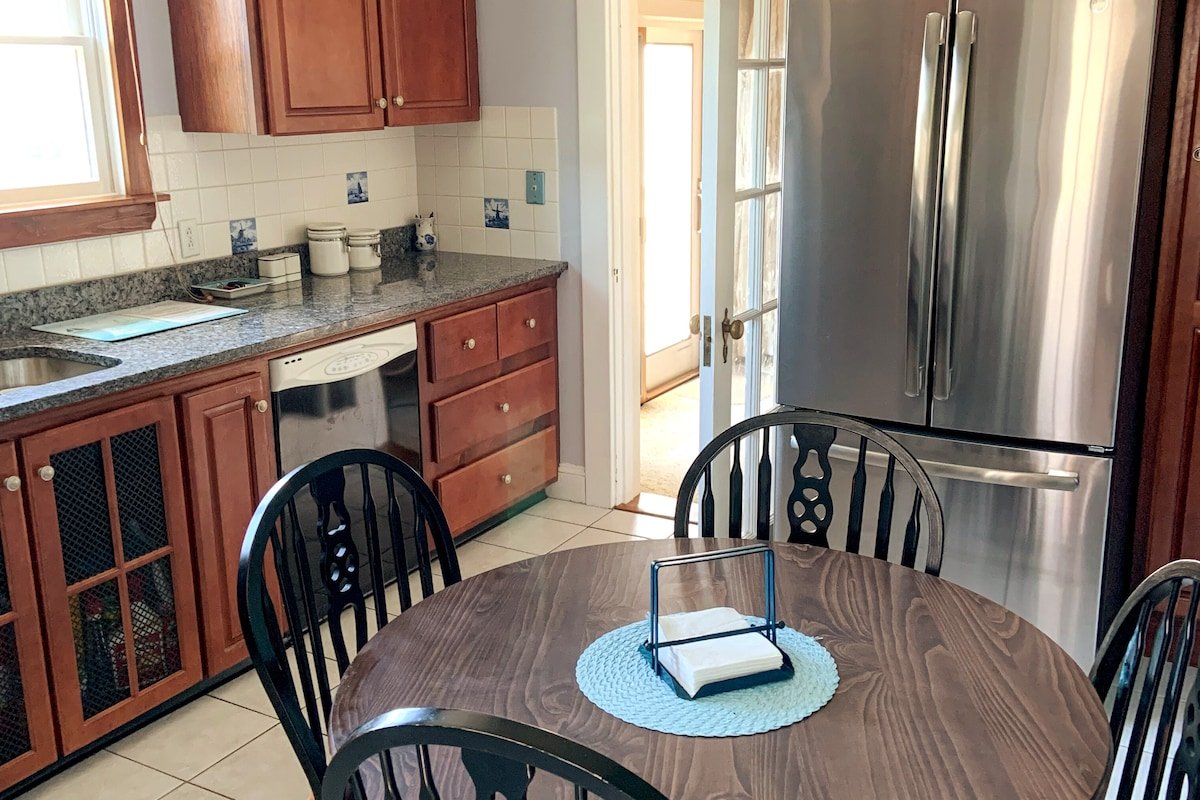 Easton’s Point walk to beaches! gallery image 5