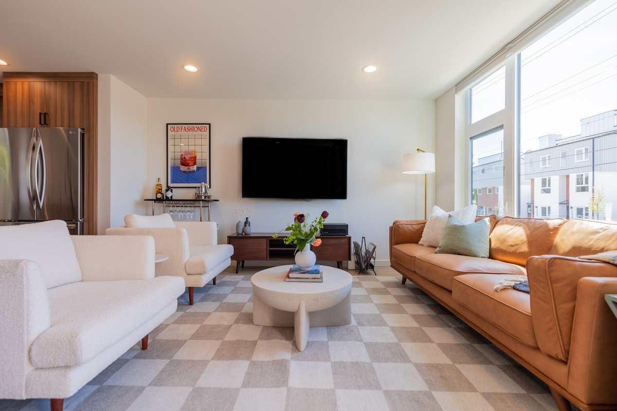 Brand New 3BR Retreat | Sauna | Private Rooftop gallery image 3