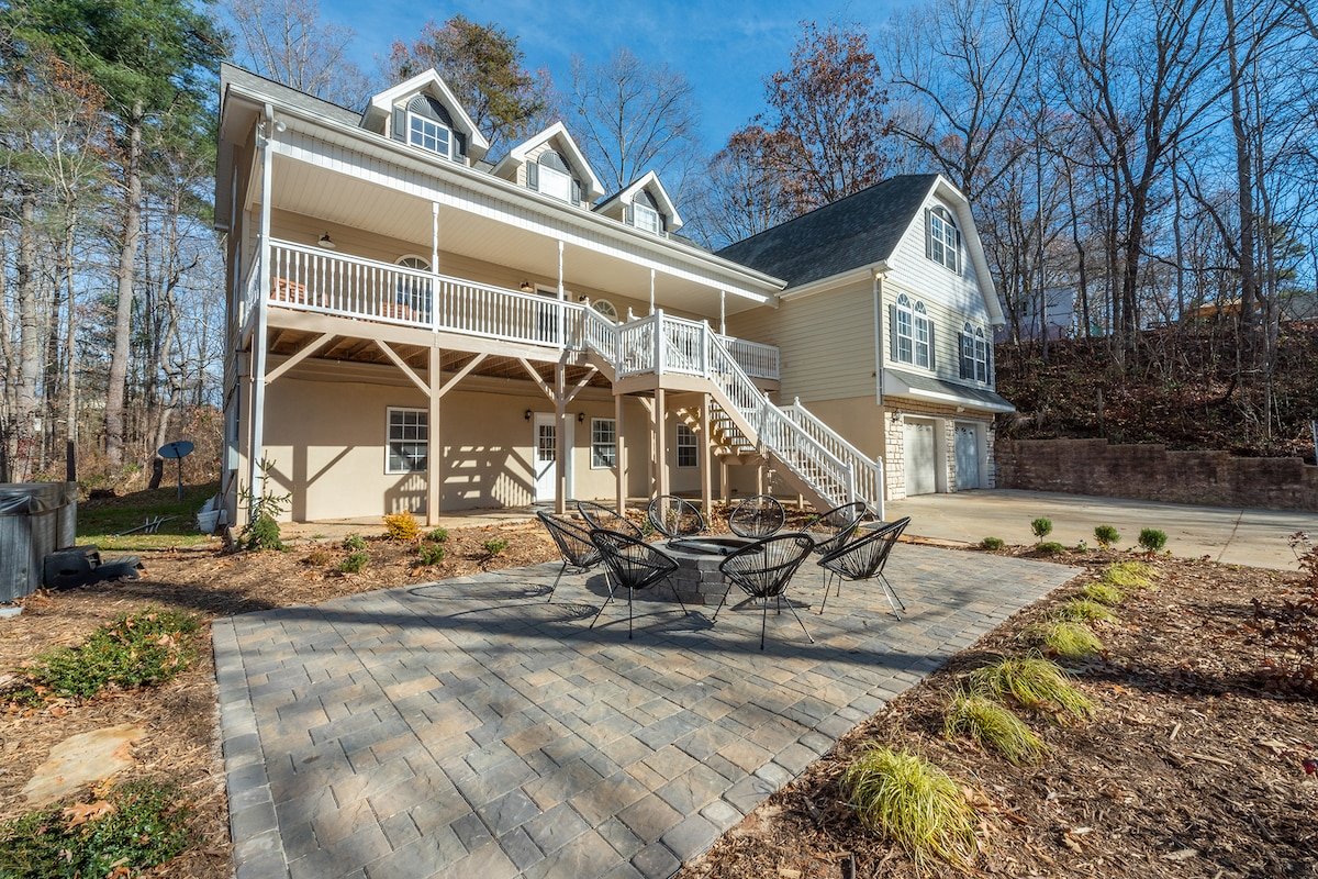 7000 SF • 10 min to Downtown • Hot Tub•Sauna•Bocce gallery image 2