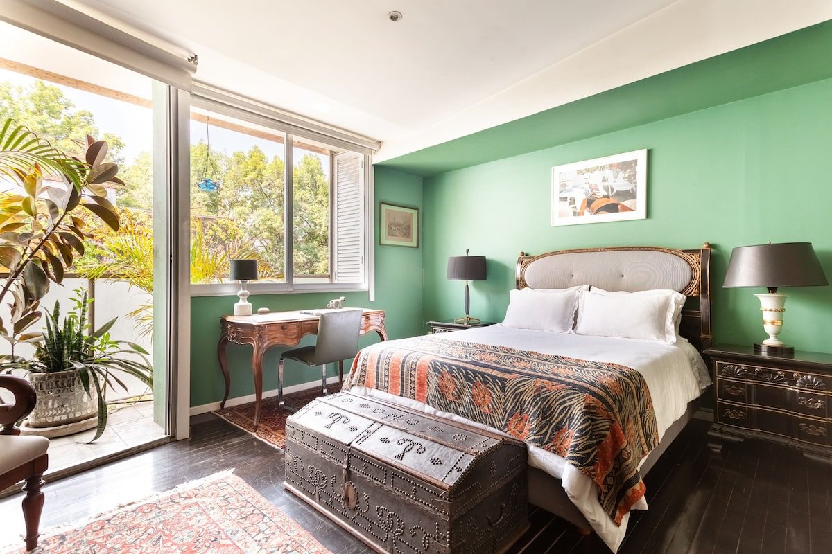 Art-Filled Townhouse with floor heating gallery image 5