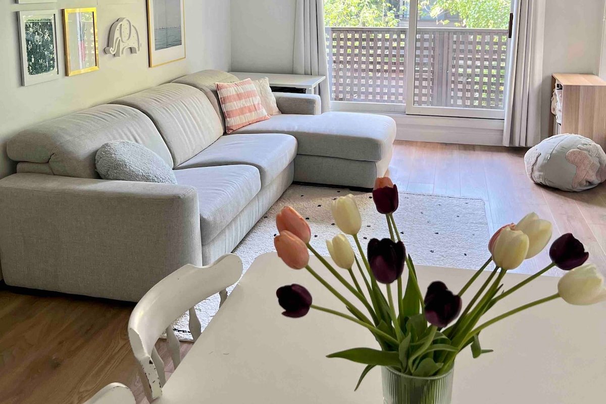 Kitsilano Beach Family Friendly 2 Bedroom Apmt gallery image 3