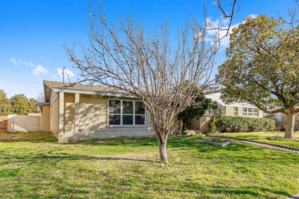 Home in Dallas / Entire Home gallery image 4