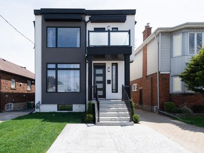 Luxurious 3bedroom house with free parking & wifi!