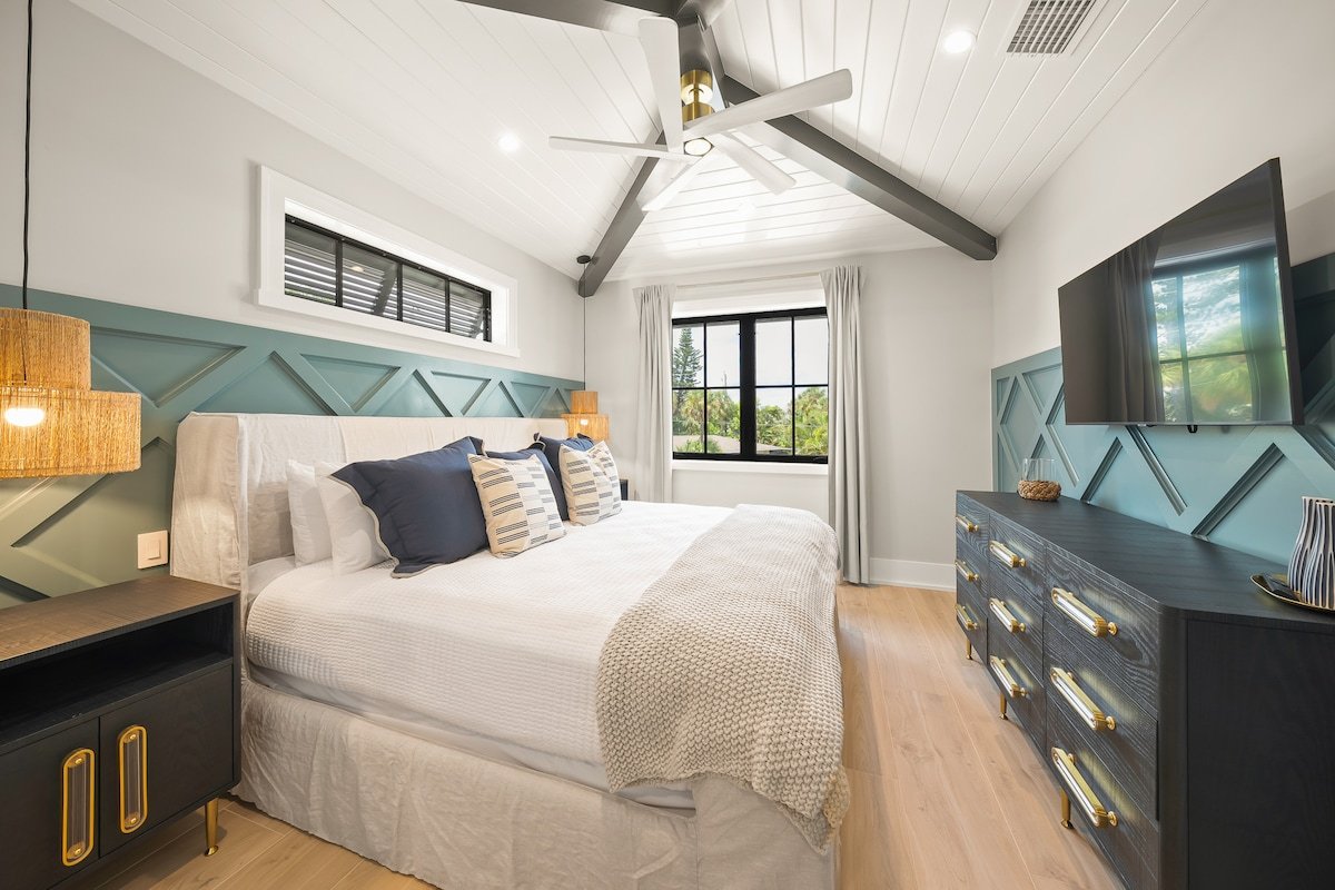 The Palace! Rooftop Views, Pool, and Arcade Fun! gallery image 3