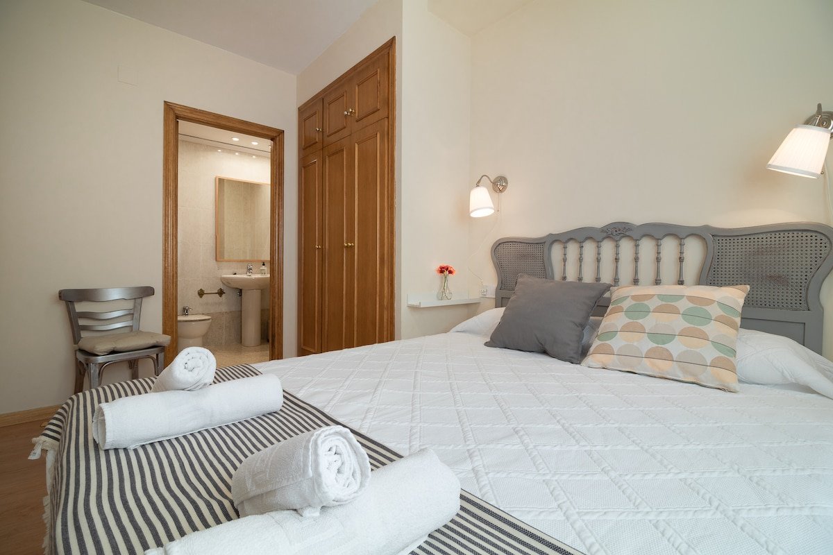 LA SEDA STAY. FREE PARKING. WIFI. NETFLIX. CENTER gallery image 3