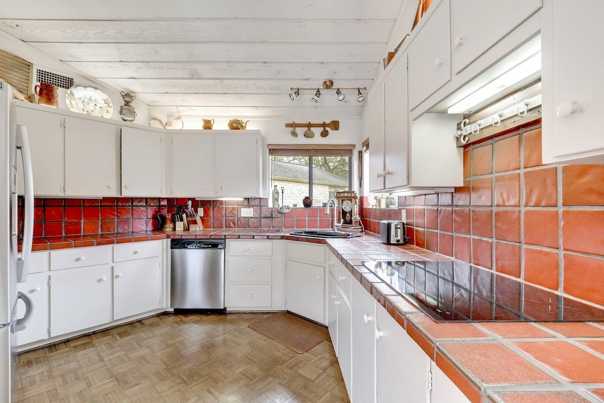 Charming 1970’s Texas Ranch w/ Pool & Hot tub gallery image 5