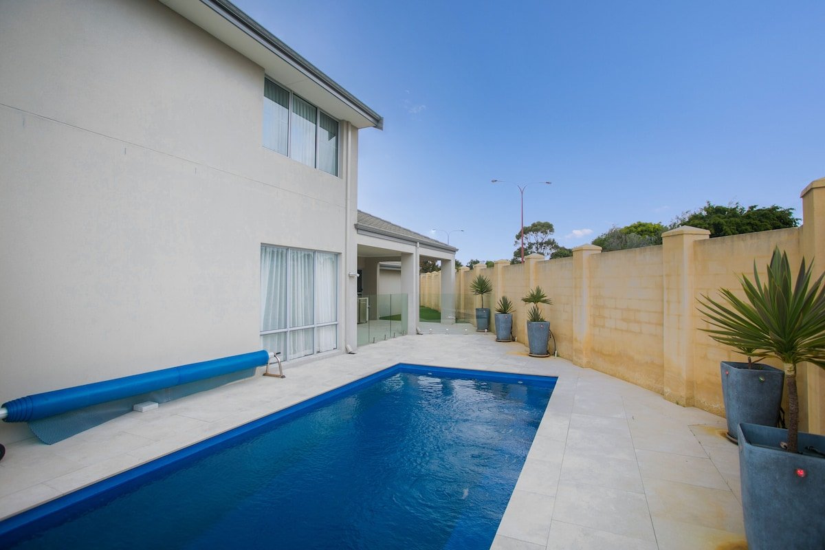 Stunning & luxurious 2-Storey, 4 bedrooms 4 beds gallery image 5