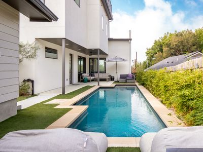 Modern Oasis in East ATX, Sleeps 8, Parking, Pool