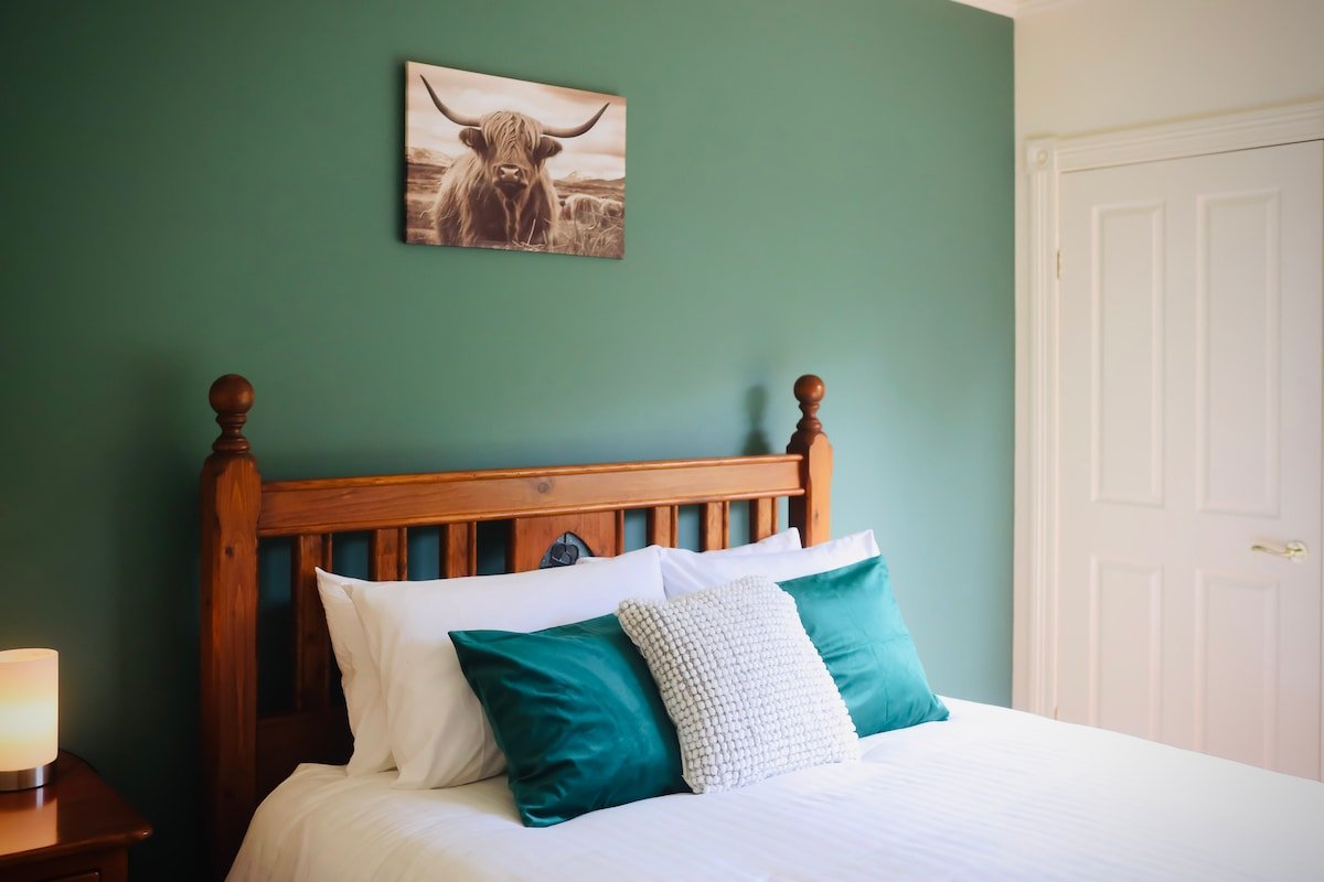 Yarraview: 5BR country home, superb location gallery image 3