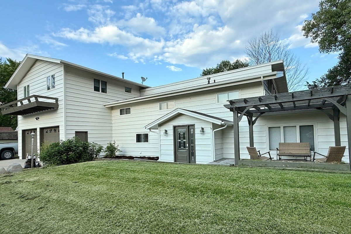 Sandy beach! 5bd/3bth Lake Tetonka Sauna Arcade gallery image 2