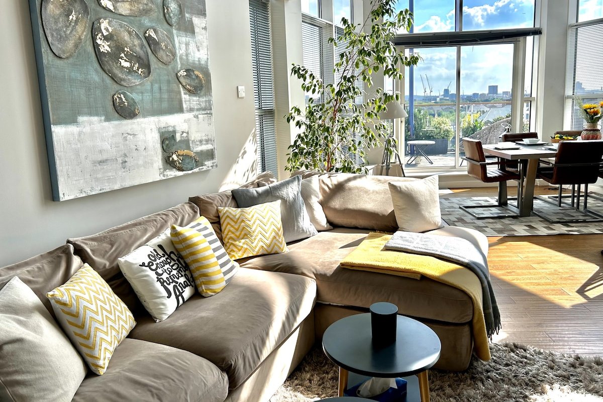 Heart Of London 3BR Penthouse: Skyline Of LND City gallery image 3