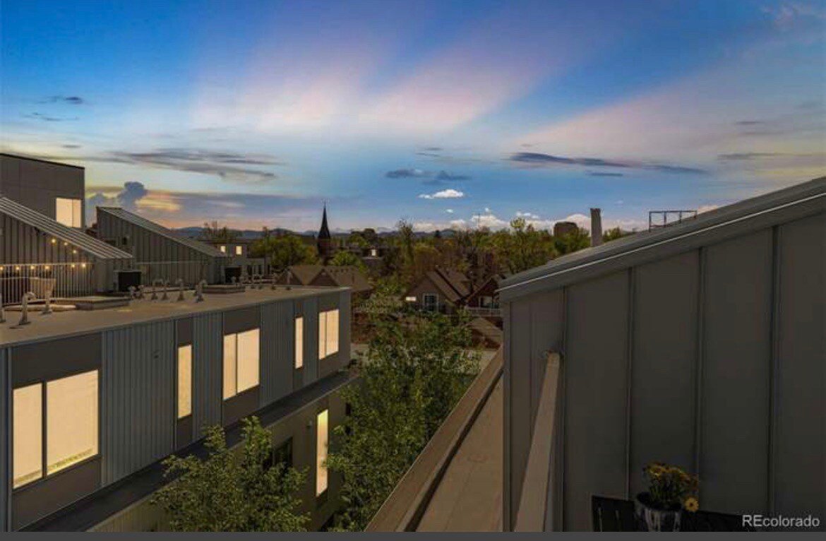 Gorgeous LoHi townhome w/rooftop near all stadiums gallery image 3
