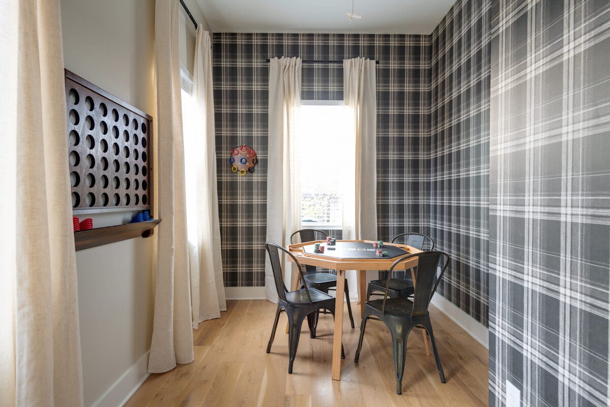 The Wrangler – Hot Tub, Minutes to Broadway gallery image 5