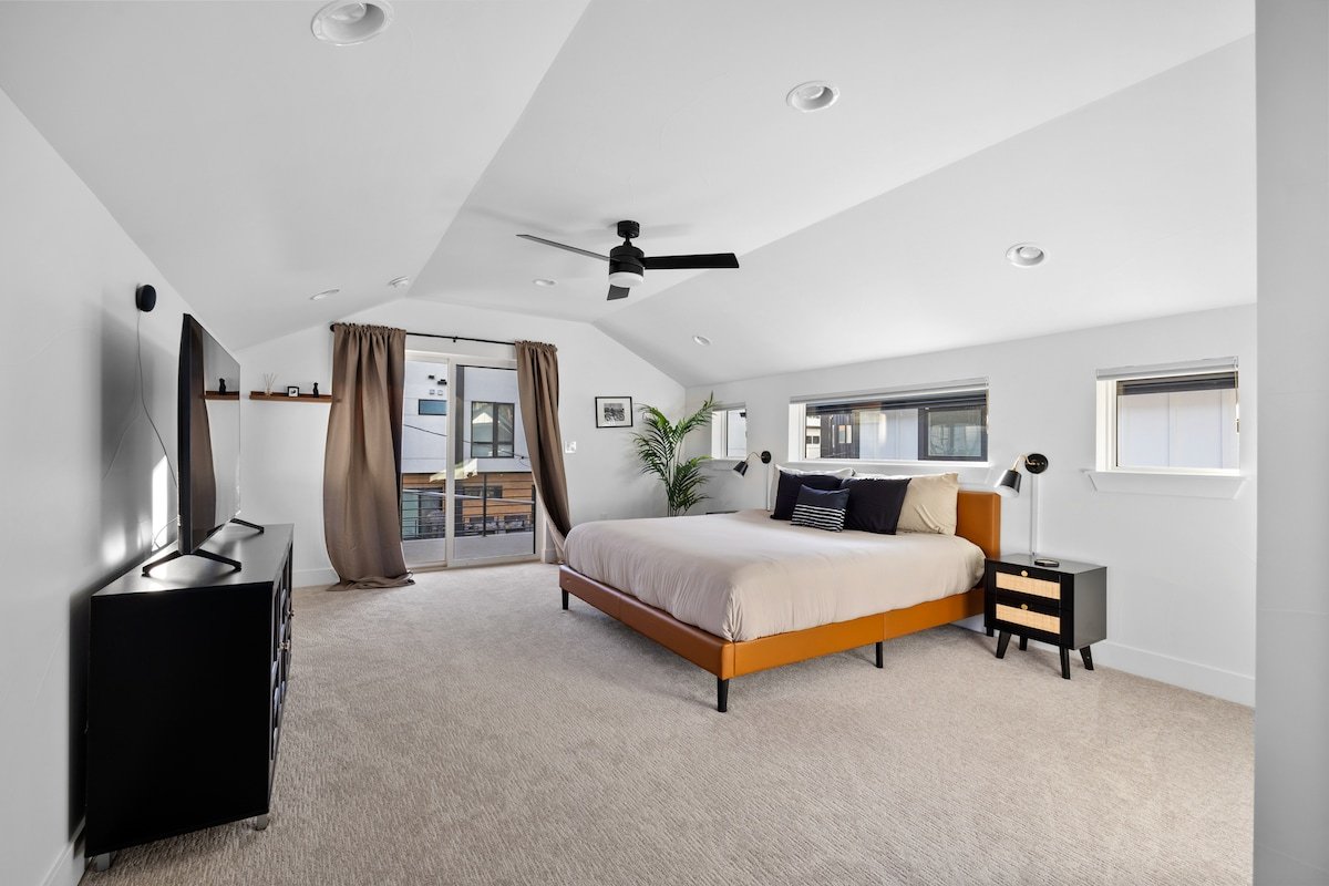 Luxury Townhome in Sloan’s Lake – No Cleaning Fees gallery image 3