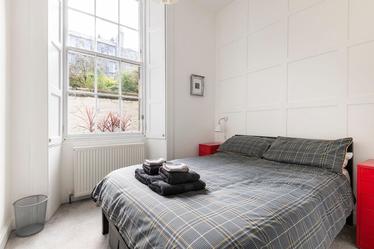 Relax at an Airy, Art-filled Old Town Home gallery image 3