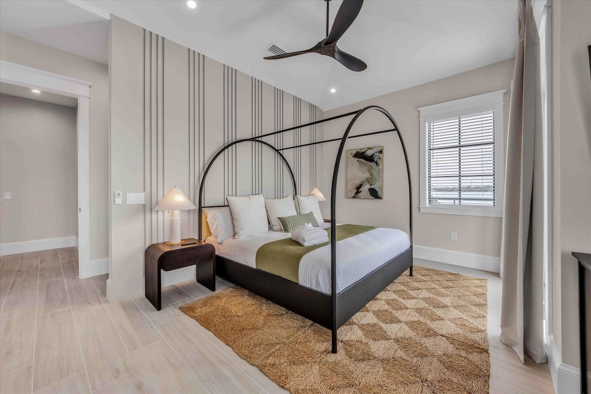 The Mystical Rose – Brand New Luxury Home with gallery image 3