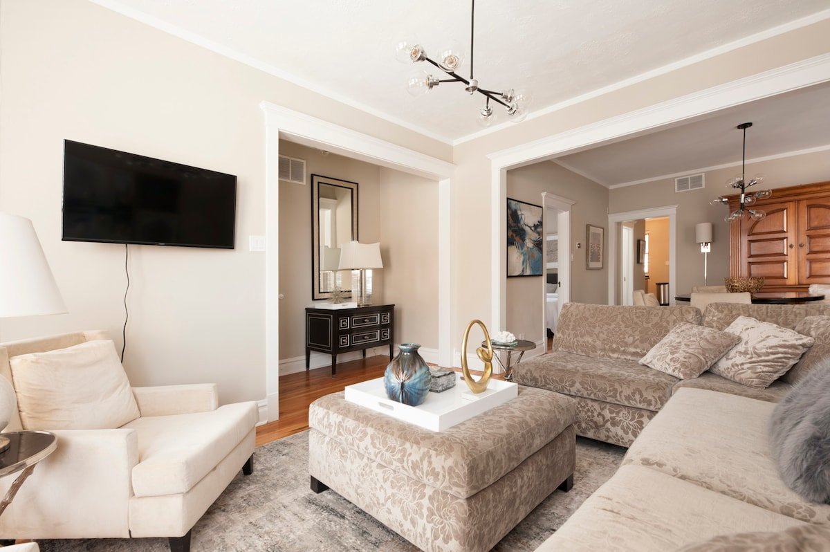 Comfy/Elegant Home by Wrigley, Garage Spot & Yard gallery image 3