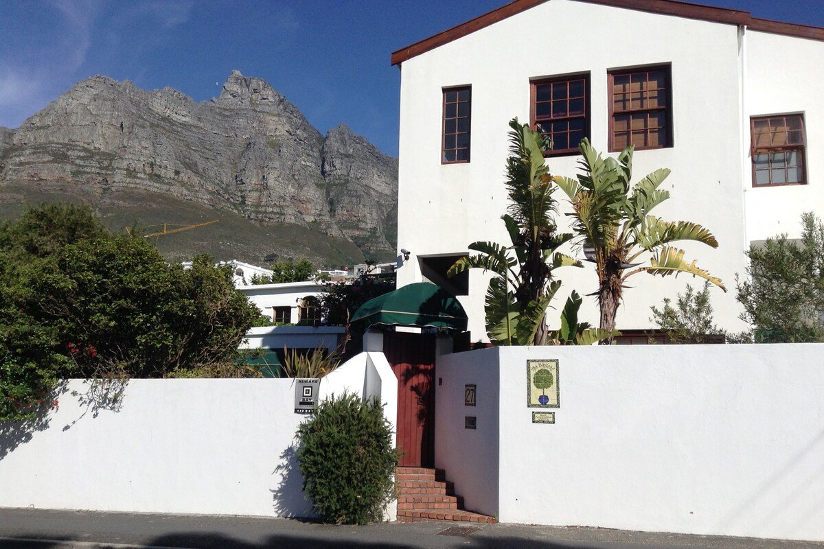 4 bedroom all en suite Villa close to the beach. gallery image 3