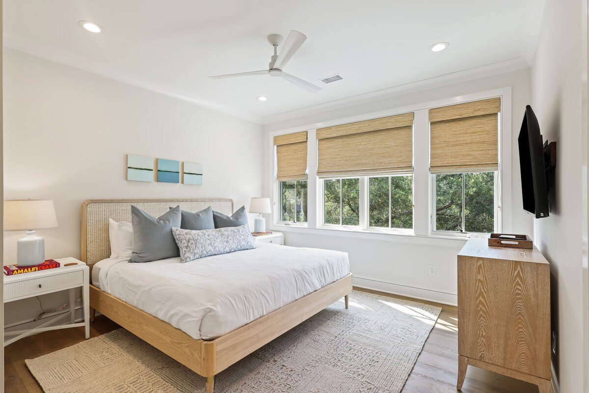 Stunning 5Bd in Ocean Park with Pvt Pool & Hot Tub gallery image 5