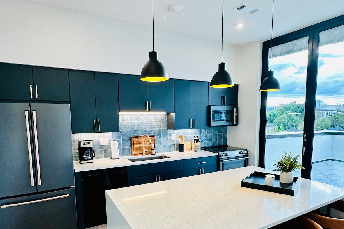 Music Row Penthouse w/Private Balcony! gallery image 4