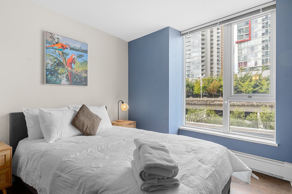 Heart of Downtown/Stadium w/ Pool & Free Parking