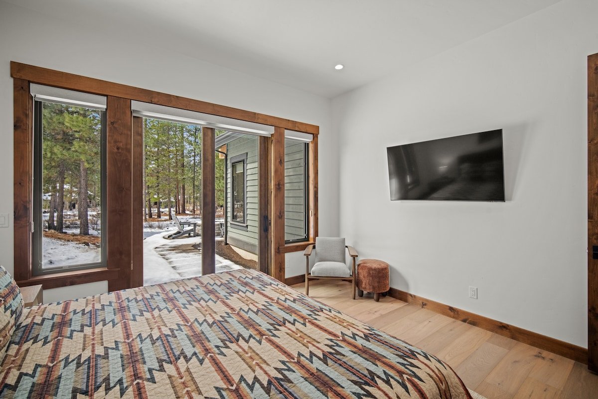 Luxe Caldera Lodge | Hot Tub, BBQ & Game Room gallery image 3