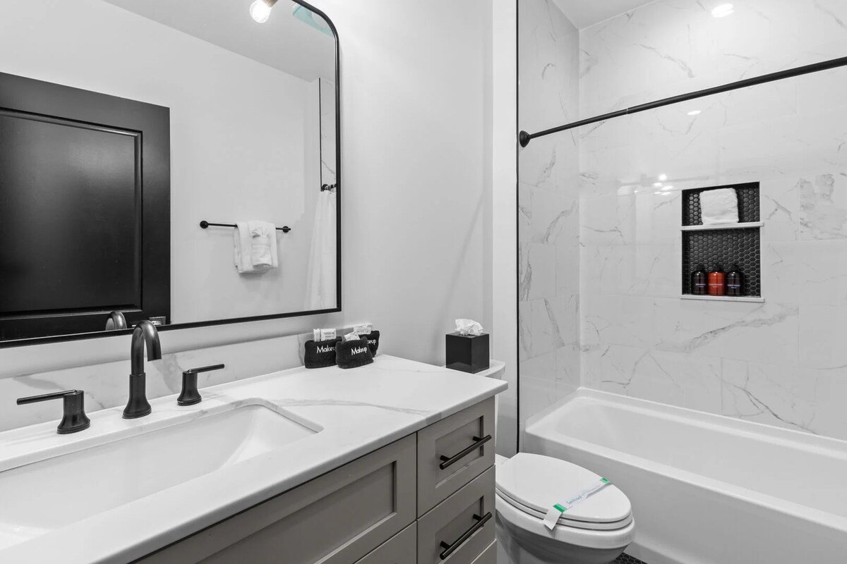 2 Living Rooms | Perfect For Groups | Rooftop gallery image 3