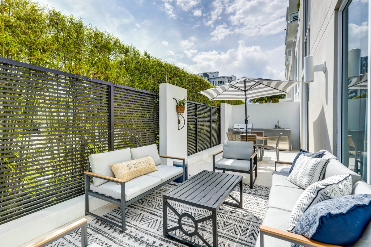 Stunning 2 bedroom townhouse – STEPS to the beach!