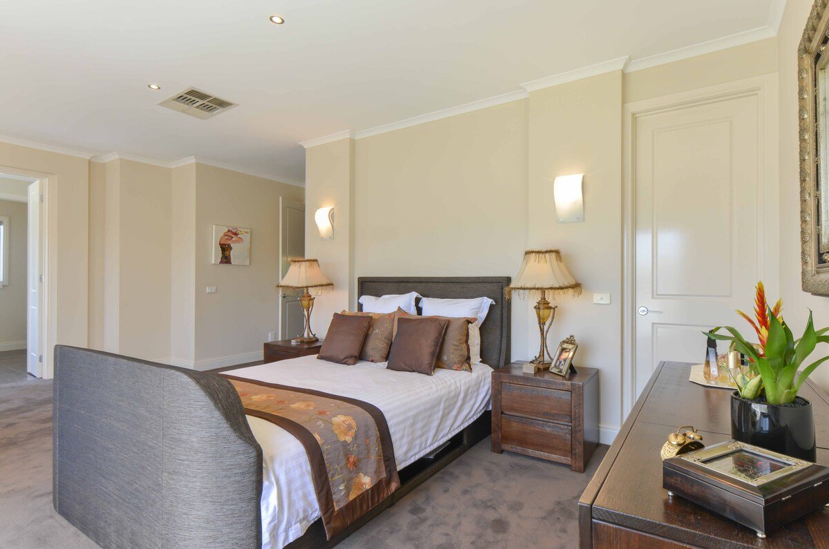 Brighton Mansion with Pool sleeps 8 gallery image 5