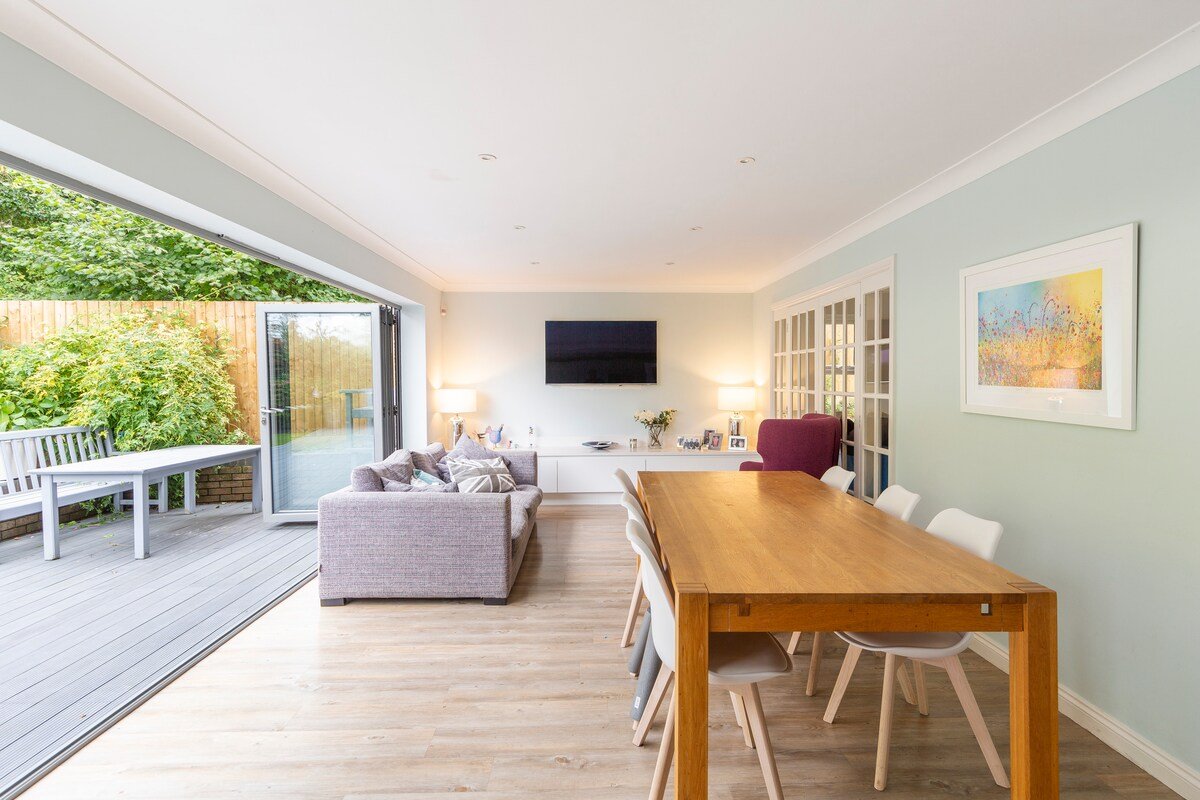 Luxurious Modern Quality House – 10 mins from City gallery image 5