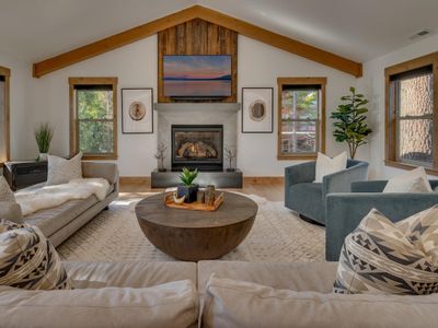 Hot Tub, Pet Friendly, Luxury Home (Stanford)