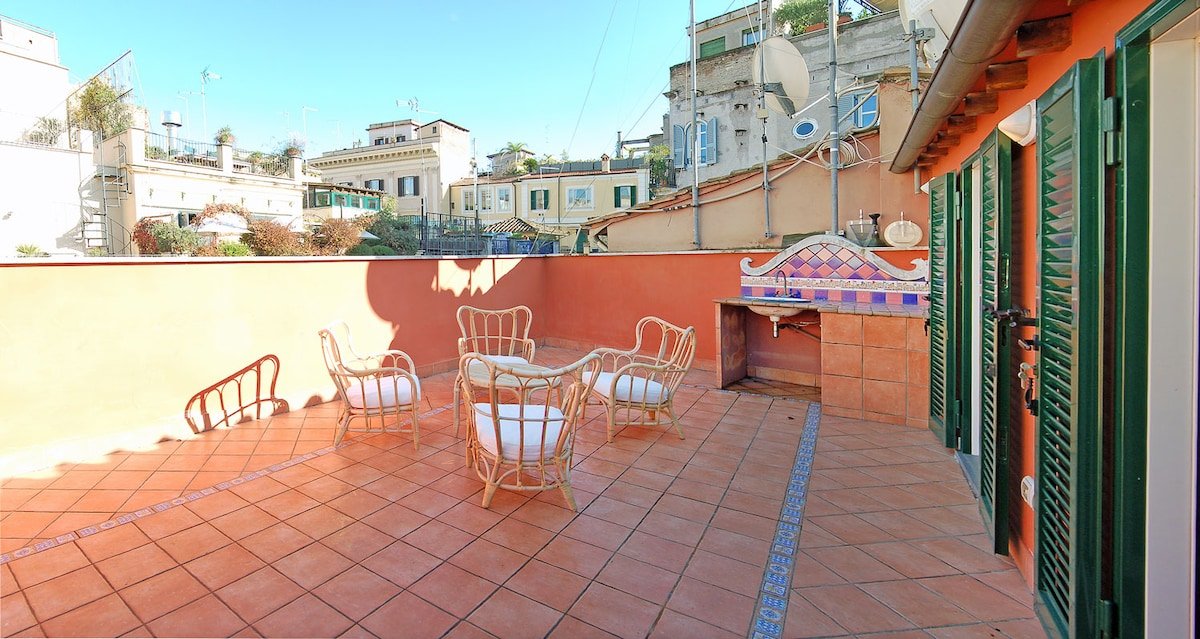 Navona-Campo de’ Fiori Penthouse with 2 balconies gallery image 3