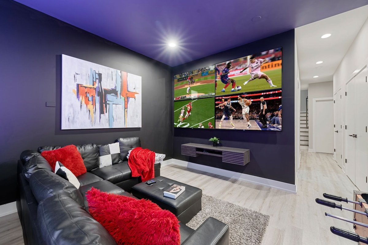 Bucktown Home – Deck, Rooftop, Game Rm, & Garage gallery image 3