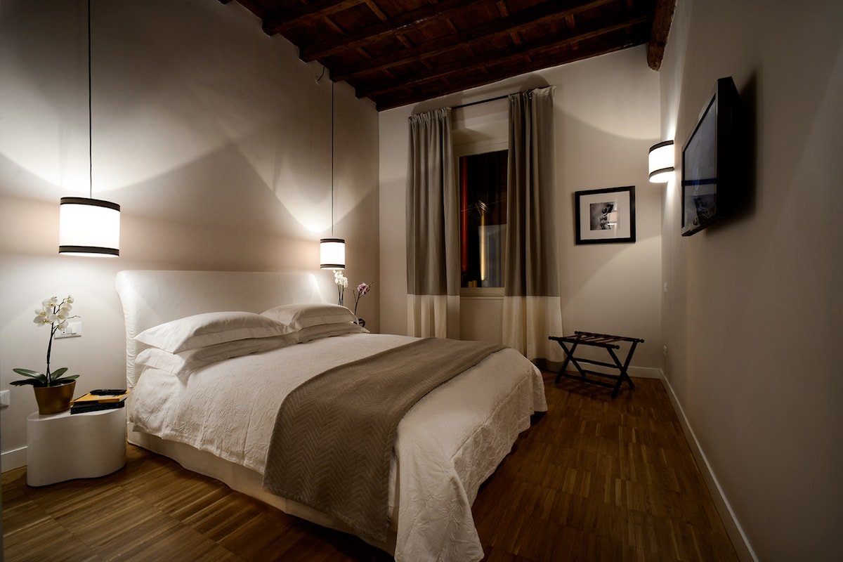 architect designed apartment near Coloseum gallery image 2