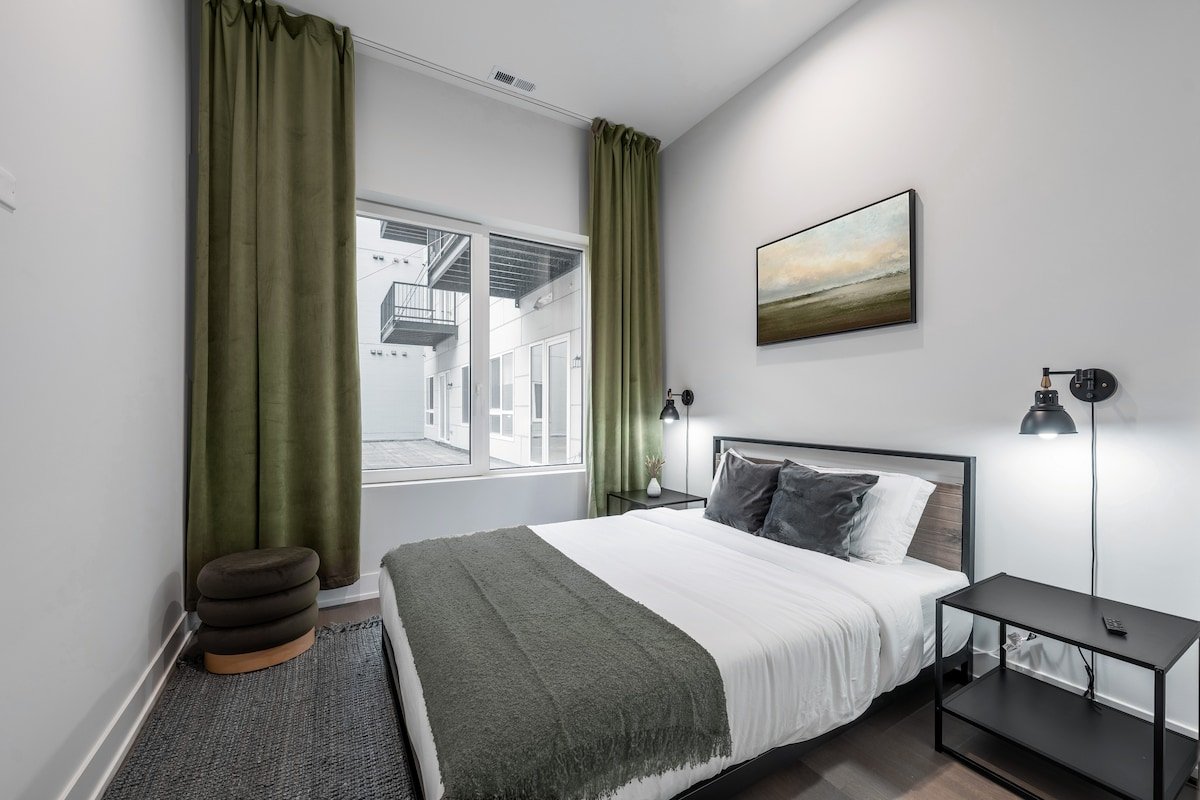 Sleeps 12 | Free Parking | Rooftop | Near Downtown gallery image 3