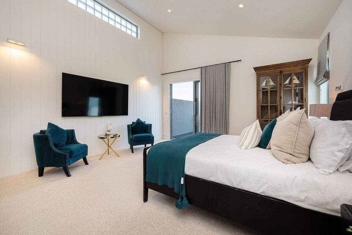 Ocean Oasis | Luxe Getaway with Coastal Views gallery image 3