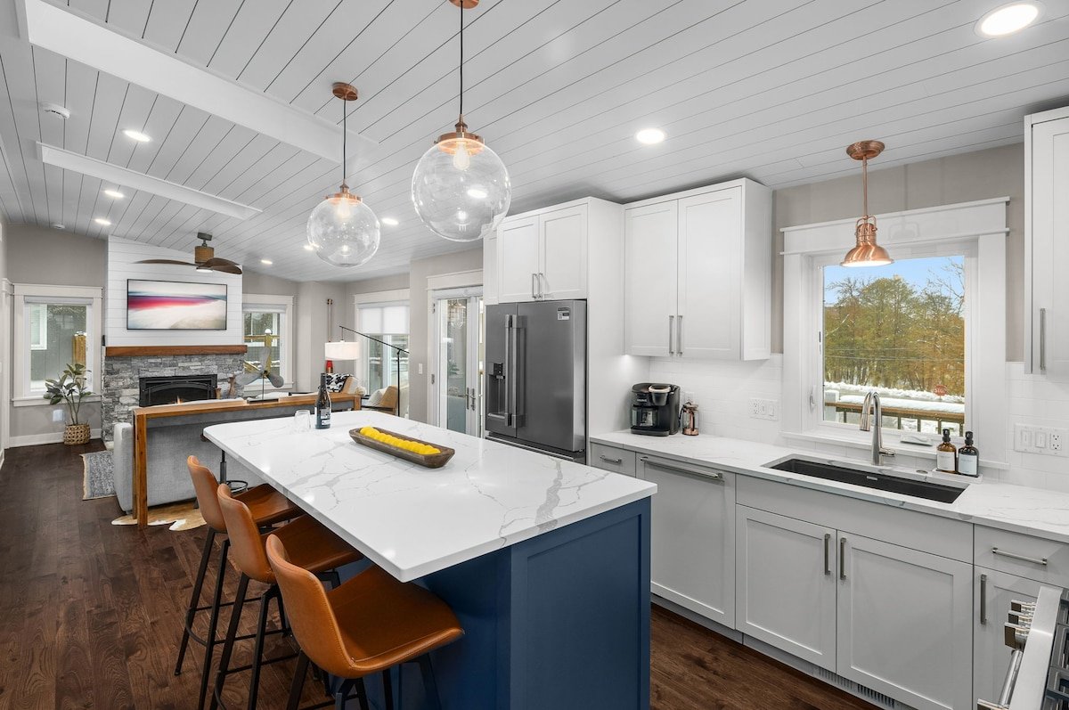 Luxury Getaway | Walk to lake & downtown Dogs Ok gallery image 2