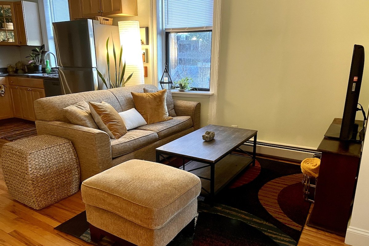 Cozy 3 Bedroom Apartment One Train Stop to NYC gallery image 5