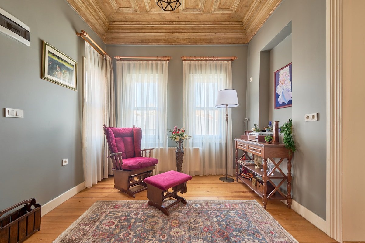 Nostalgic & Comfortable Historical Home! gallery image 2