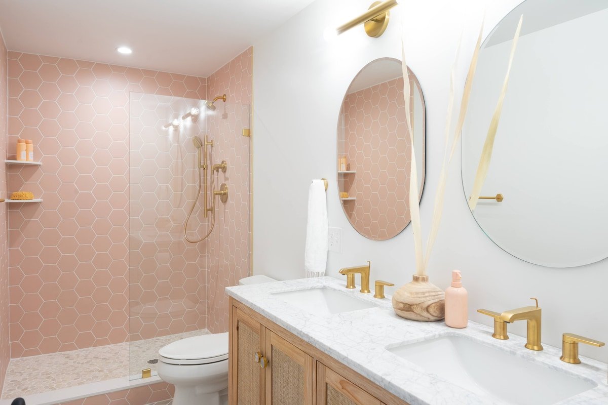 Big + Bright | walk to beach | ocean views gallery image 4