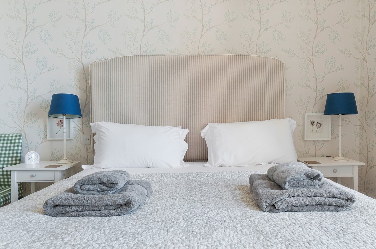 Elegant 2 Bedroom Central Apartment with Parking gallery image 5