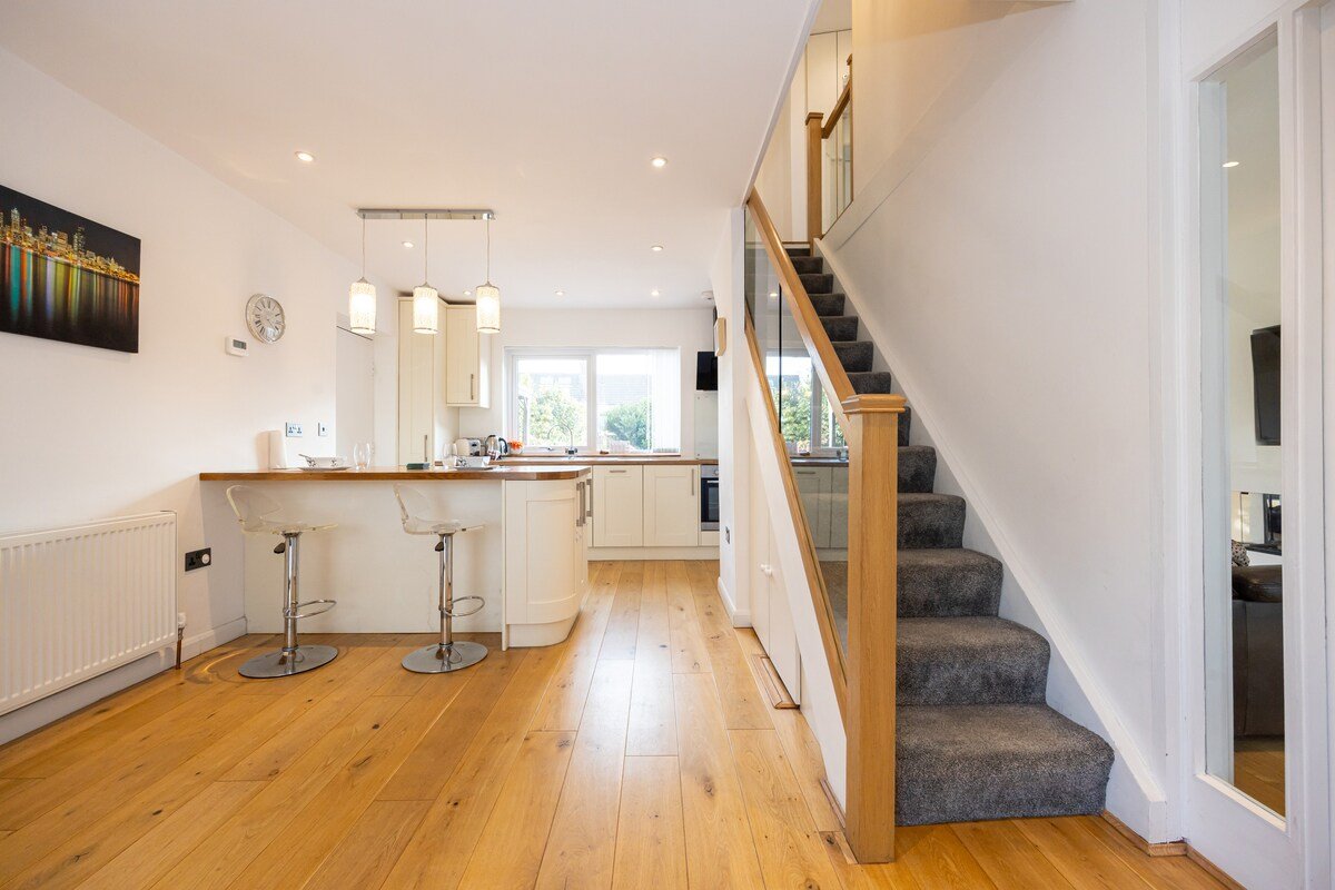 Warm spacious house, free parking, gorgeous garden gallery image 4