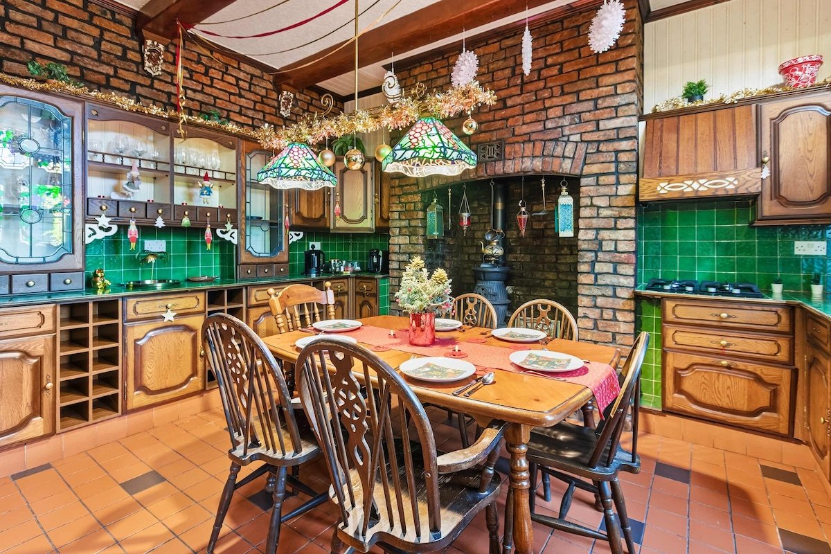 10 min to City Centre | Spacious 6 BR + Garden gallery image 5