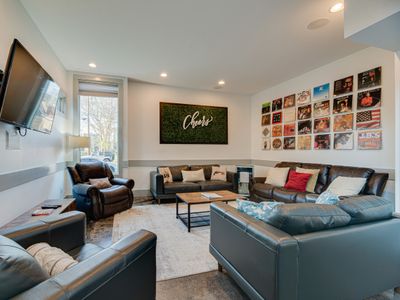 Downtown/Hottub/Music Row/20 foot ceiling/Gulch!.!