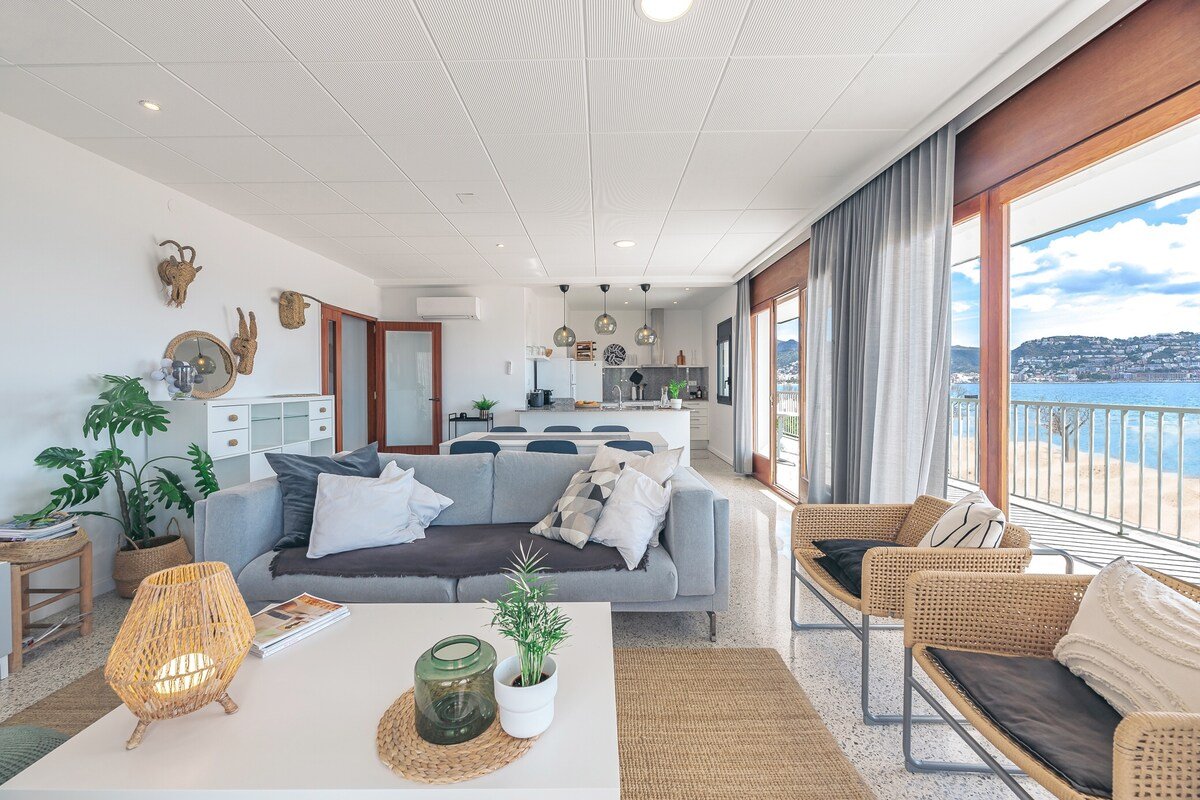 Penthouse on the beach Roses! gallery image 5