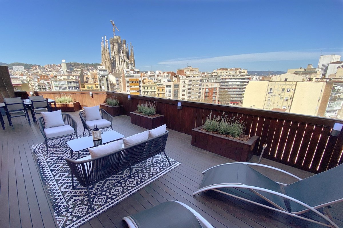 Rooftop Penthouse view of Sagrada Familia gallery image 3