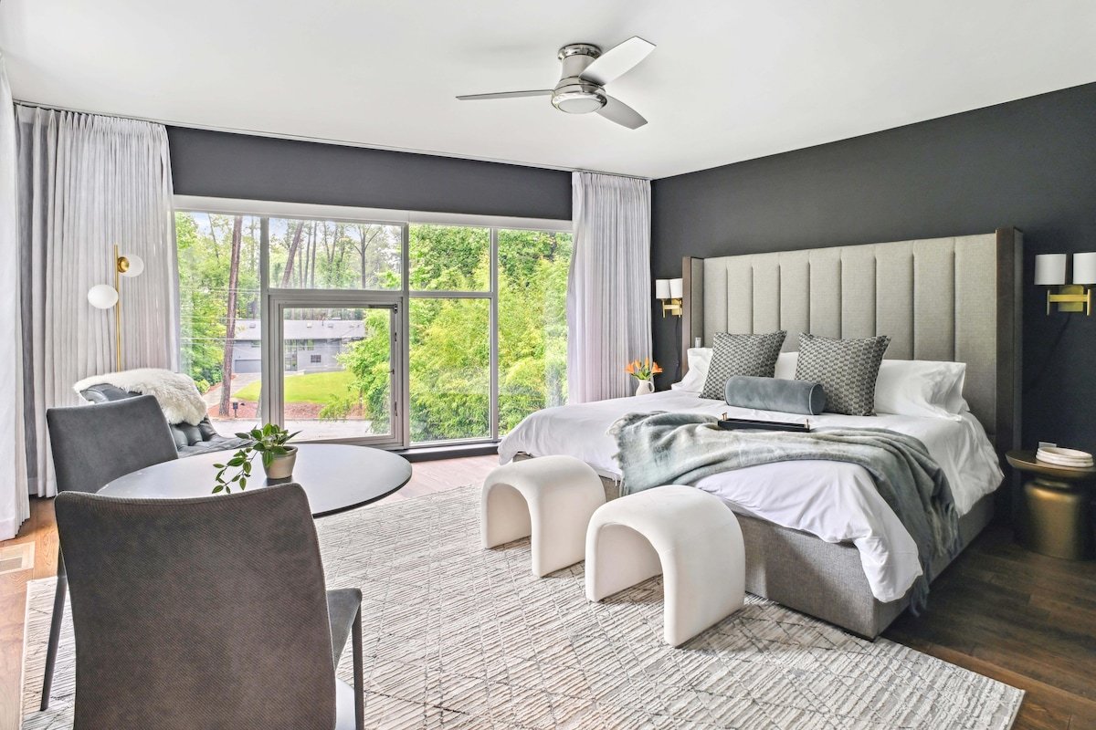 Luna De Lenox- 5BR Designer Gem, Pool, Sleeps 10 gallery image 5