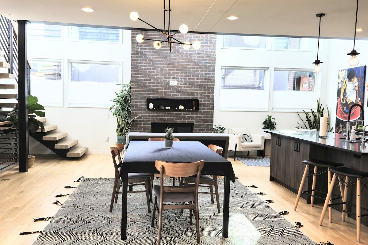 Luxury Rooftop Views 4 Bed 4 Bath Gourmet Kitchen gallery image 3